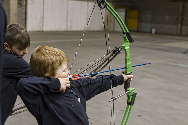 Niño tirando una flecha